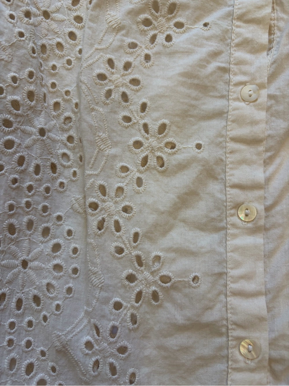 Women’s M Cream Eyelet Button-Front Blouse